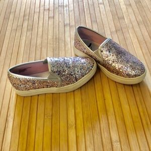 LITTLE GIRLS REPORT SPARKLY SLIP ONS